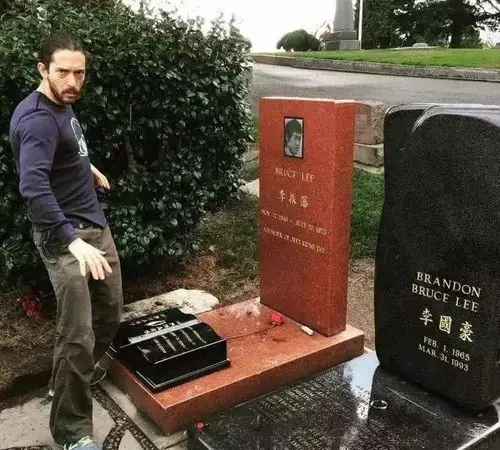 李小龙墓地:墓碑镶着遗照,儿子葬身旁,墓前12字道出截拳道精髓