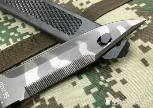 95式步枪上的利刃中国虎牙刺刀即使砍电线也不会触电