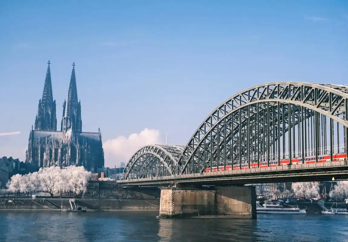 传言在霍亨索伦桥上挂上一个锁 将钥匙丢进莱茵河 爱情就会天长 - 抖