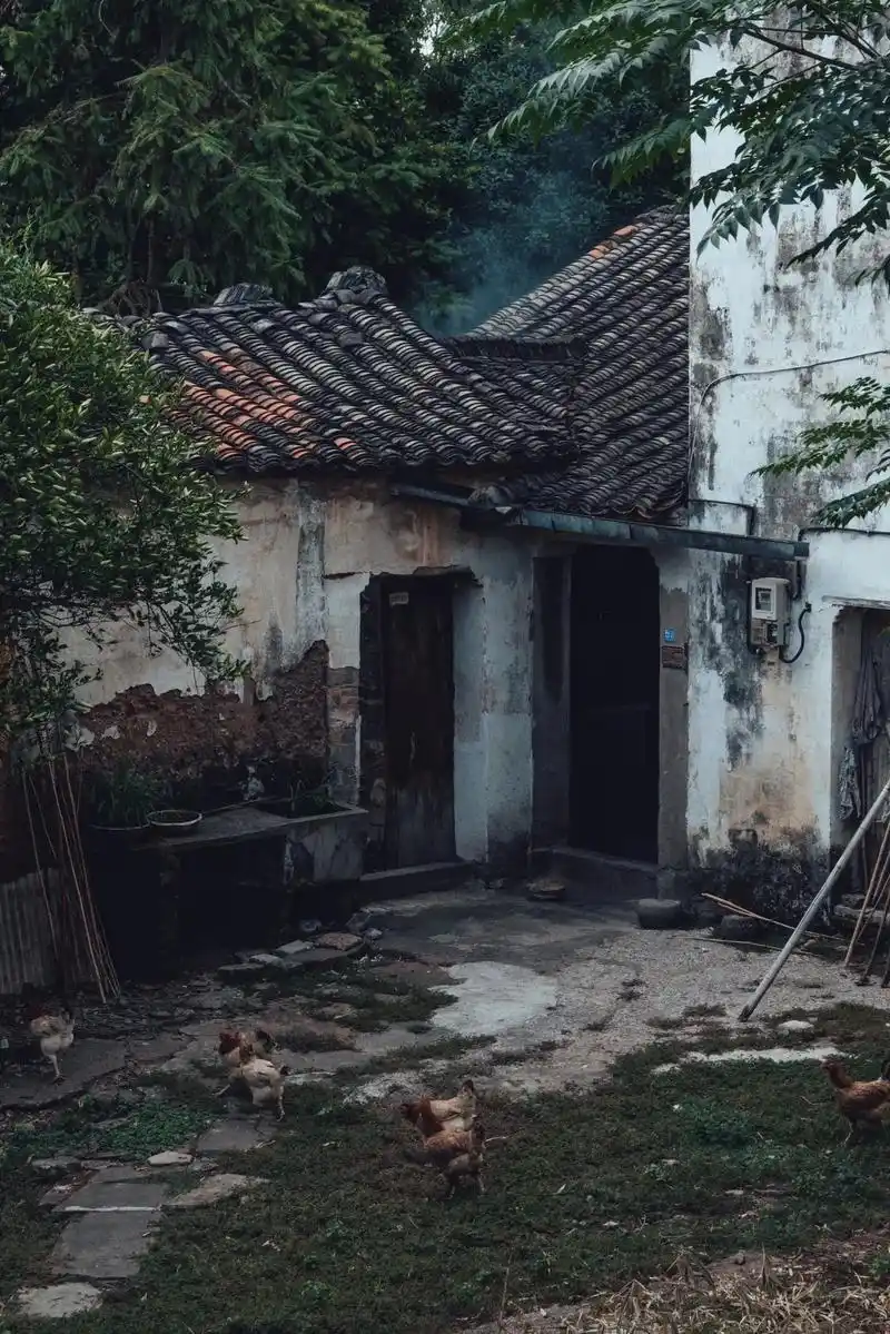 还是你记忆中的街道吗?破旧的老房子夕阳 - 抖音