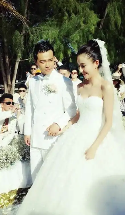 2014年,陈思诚与佟丽娅喜结连理,次年迎来了可爱的女儿"朵朵"的降生.