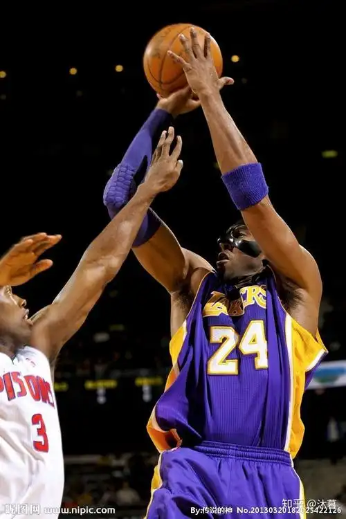 6,跟随动作:好的投手,投篮后都会有流畅的跟随动作,打个比喻:投篮结束