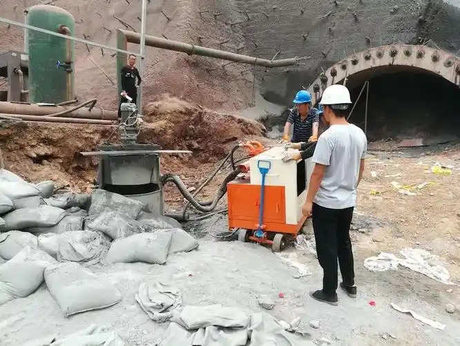 平行救援洞管棚进行注浆