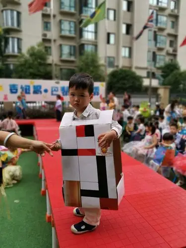 巴黎时装秀,妈妈用废纸箱为我量身定做了独一无二的服装.