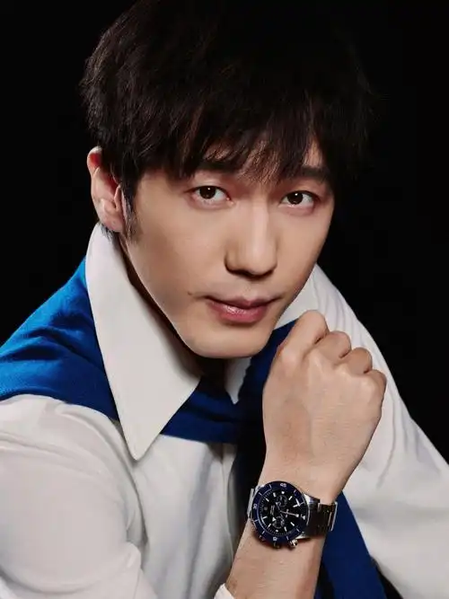 白宇学院风造型写真白衬衫配卡其休闲长裤帅气减龄