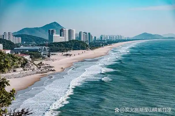 7公里,沙滩宽阔平坦,沙质细腻洁白,如同一条银色的巨龙蜿蜒在海岸线上