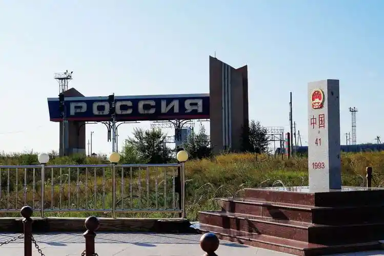 中俄41号界碑,左后侧为俄罗斯国门.