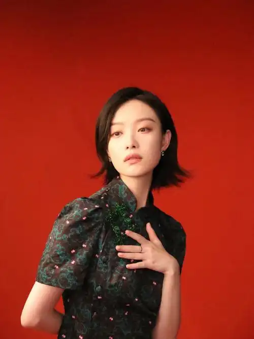 短发真的多了一些飒爽和干练不过红毯造型我还是更喜欢她的妩媚#倪妮