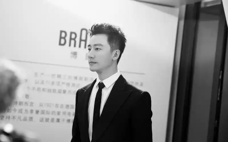 黄轩黑白大片帅气写真高清桌面壁纸