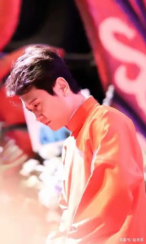 孟鹤堂周九良橙色大褂