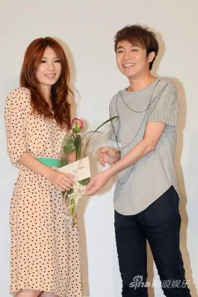 吴青峰祝贺田馥甄抢听会成功举办