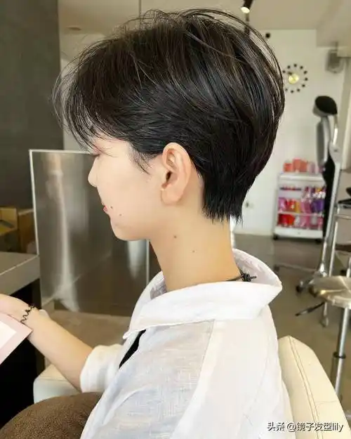 女士发型别乱剪,想美就选露耳短发,好看时尚不夸张