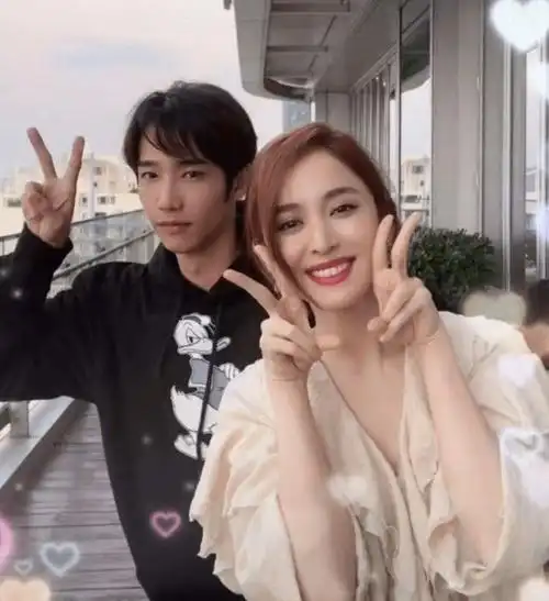 作为热播剧《十二谭》的男女主,古力娜扎和刘以豪在戏中上演了一段甜