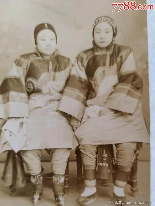 a19影像资料清代老照片清朝年轻女子小脚合照