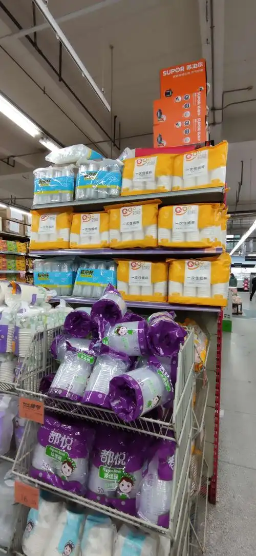 劲购航空杯,100只装纸杯的端头陈列还在.