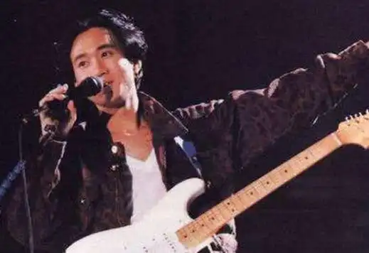 该歌迷是偷渡到中国香港的越南贫民,名叫阮忠元,只比家驹小一岁.