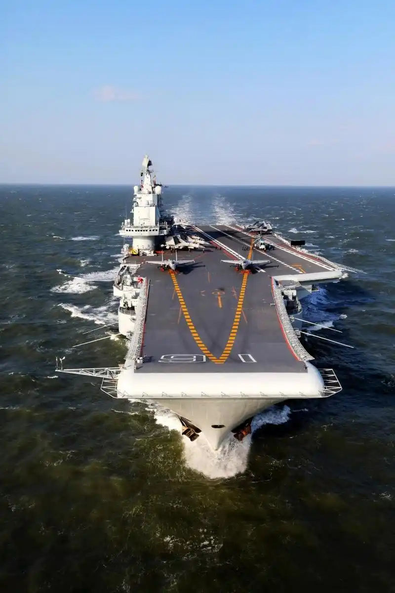 中国辽宁号航母进港美图