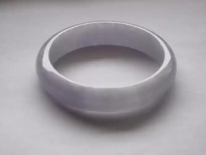 名称:翡翠(a货)手镯重量:51.31g颜色:淡绿 淡紫折射率:1.