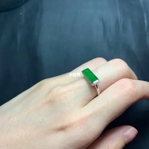 18k金镶钻镶嵌翡翠满绿马鞍戒指