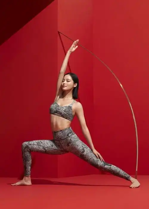 辛芷蕾身穿印花瑜伽服,展现完美的身材比例,练起瑜伽真好看