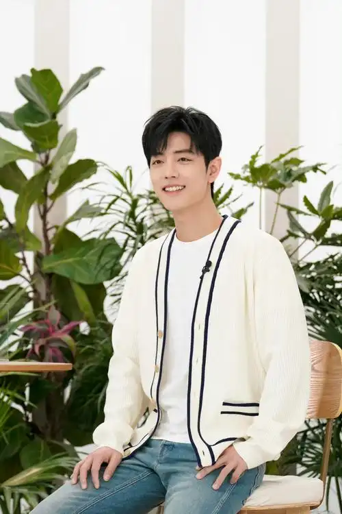 肖战身着白色衬衫,清爽帅气清新男孩,温暖笑容格外美好