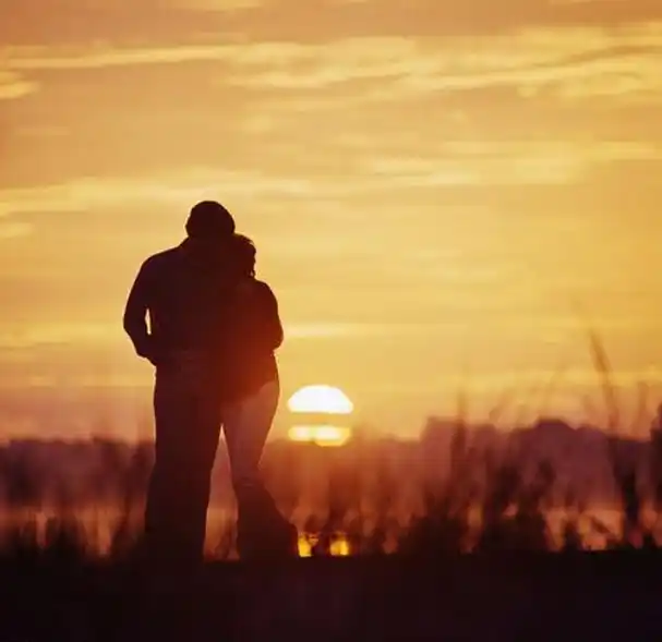 情侣之间,两人久别重逢做的第一件事,能看出男人爱不爱你