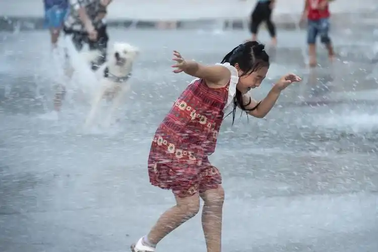 在广场的喷泉池里,可以看到他们戏水情形,清凉的水花,快乐无忧的笑容