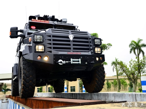 军事丨国产"剑齿虎"装甲防暴车,能防御ak-74步枪的攻击