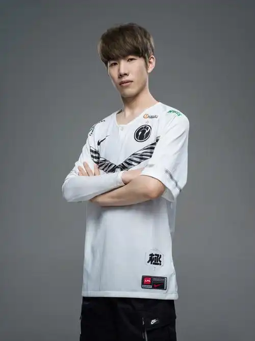 lol:theshy直播遇福利,对面玩家疯狂送人头,是真菜还是演员?