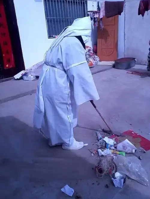 勤劳的重孝媳一位恋孝者她遵守传统穿重孝