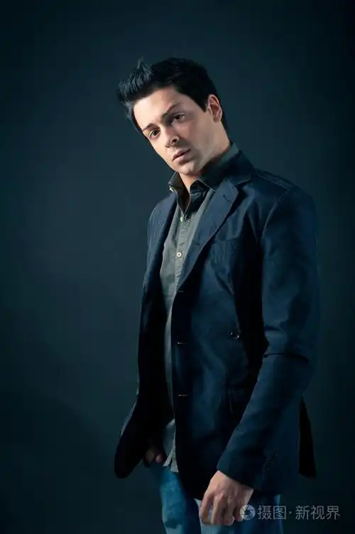 帅气自信的男人深色背景的肖像