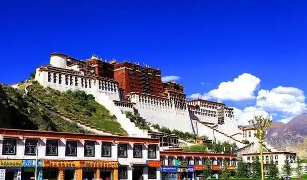 布达拉宫位于中国西藏自治区的首府拉萨市,是世界上最高的古代宫殿之