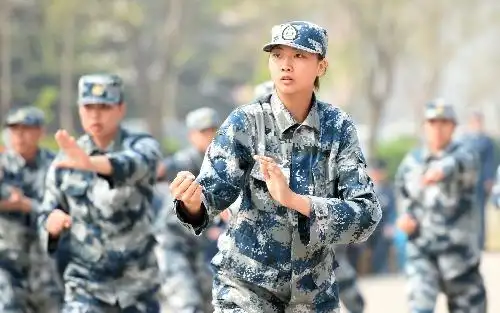 图文:国家女排进行军训汇演 袁心玥军体拳表演