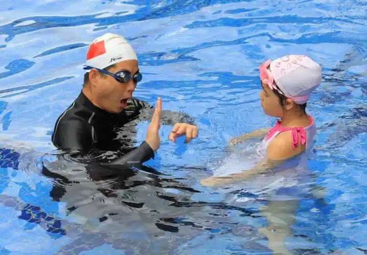 杭州市萧山区基层教练指导少儿游泳训练.