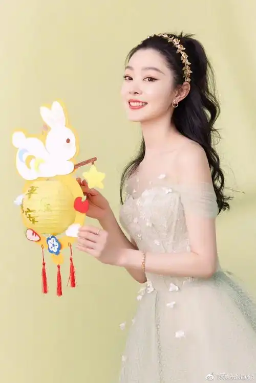 宋轶青山绿花意纱裙造型