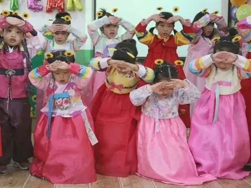 朝鲜族传统礼仪教育-向父母和老师们拜年行大礼