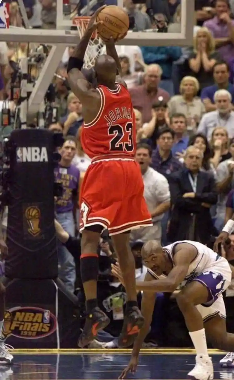 92乔丹在公牛队的最后一次投篮,使他赢得第六个总冠军90  出战43