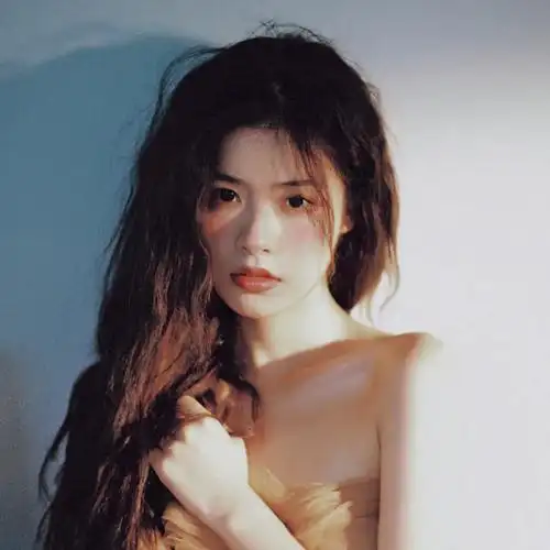 森系复古女头光影/胶片/红唇/卷发/雀斑#无水印##头像##森林##氛围感