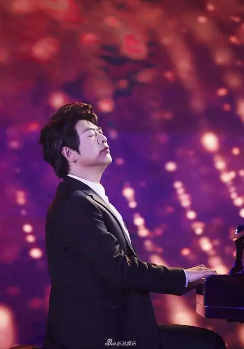 郎朗穿黑色西装优雅帅气 表演钢琴独奏神情沉醉