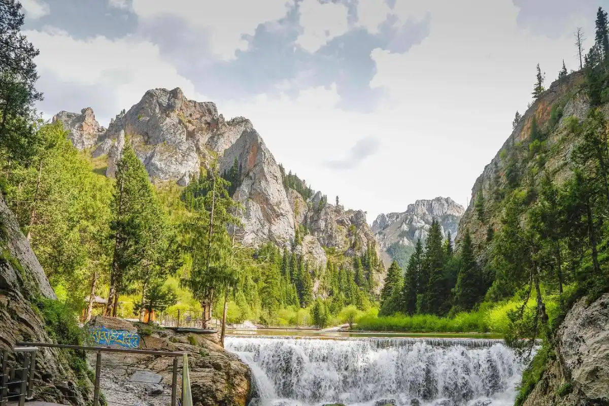 则岔石林位于甘南州碌曲县洮河南部.景区最高峰海拔  - 抖音