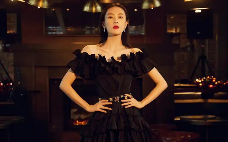 童瑶性感露肩写真桌面壁纸