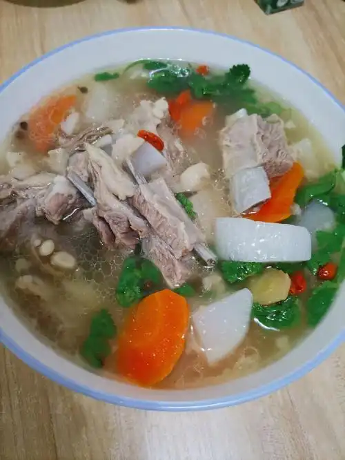 清炖萝卜羊排做法如下:1,羊排清水浸泡1小时,泡出血水,去除膻味2,浸泡