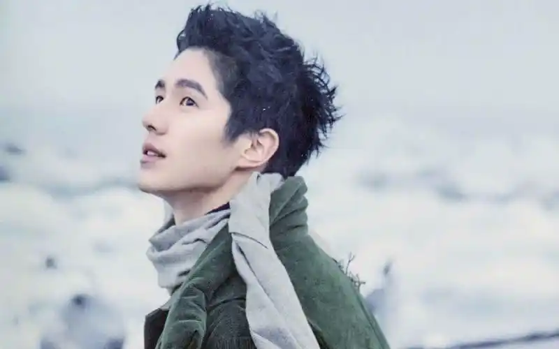 刘昊然干净清爽高清桌面壁纸