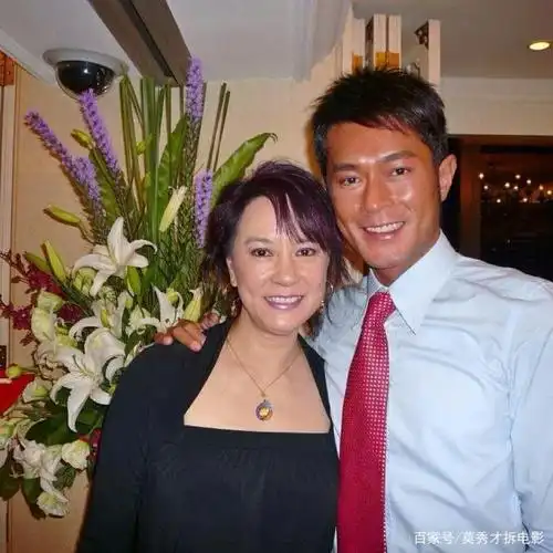 李小龙银幕情侣苗可秀最新高清照67岁气质犹在脸上皱纹少