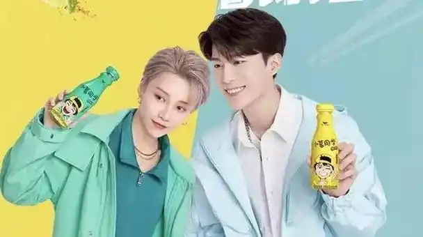 范丞丞和刘雨昕发布了一张新专辑,两人都很随意,很有 cp感,颜色也很