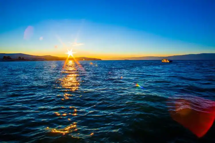 贝加尔湖位于俄罗斯西伯利亚,是世界上最古老,最清澈,最深的淡水湖泊