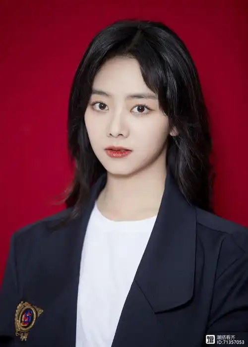 长发谭松韵更美了穿职业装拍证件照嫩得完全不像快要奔三
