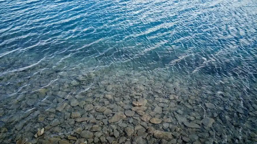 清澈见底的湖水