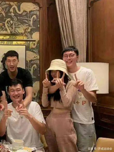 胡明轩,女友是张昊玥?还是仲qiuqiu?球迷:高诗岩穿女装真好看