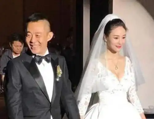 侯勇三婚妻子近照爆出,两人相差20岁,娶她只为了传宗接代?